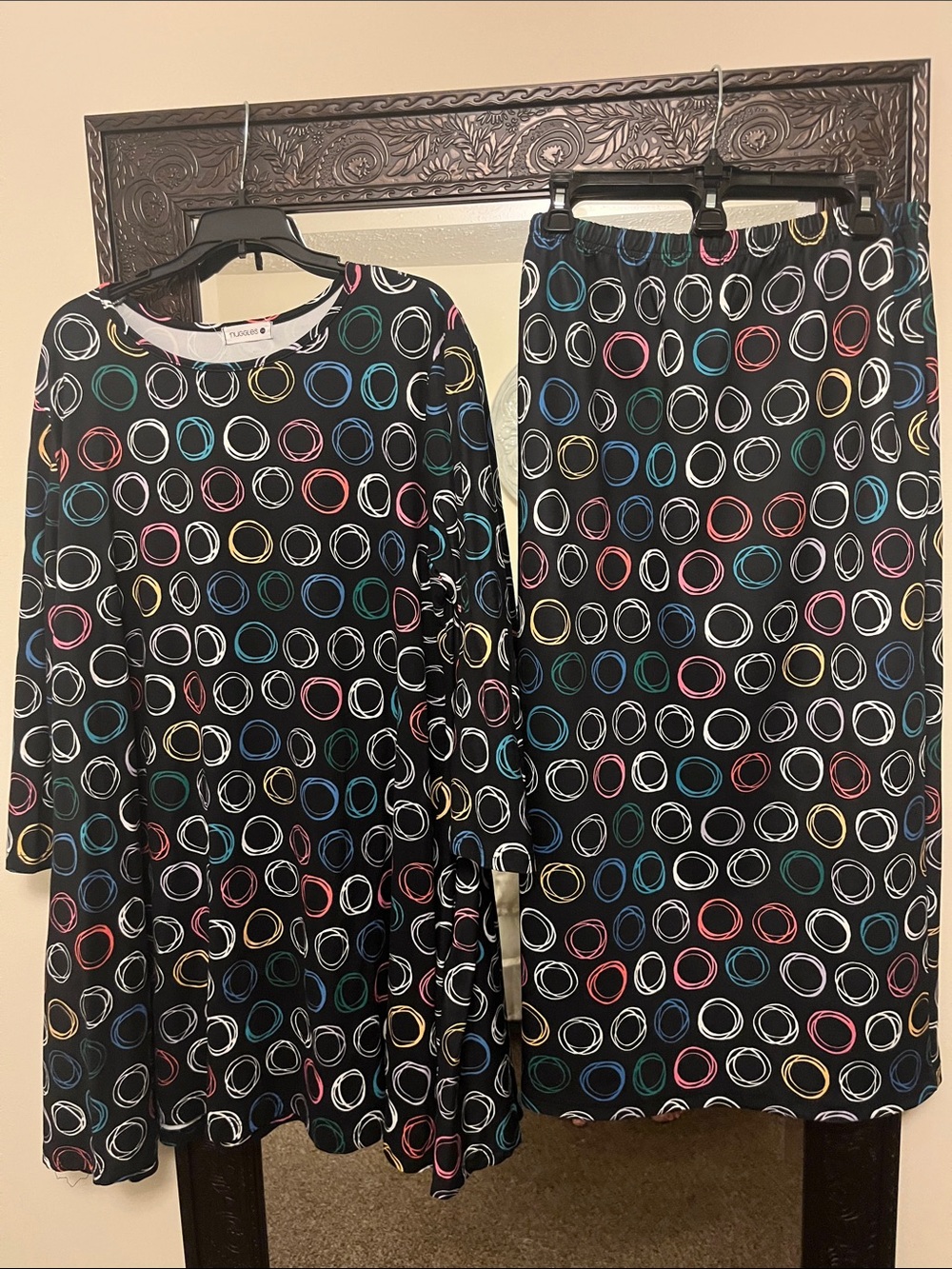 Nuggles Multicolor Circle-Print Black 2 pc Set